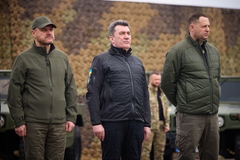 Зеленский вручил государственные награды пограничникам 08