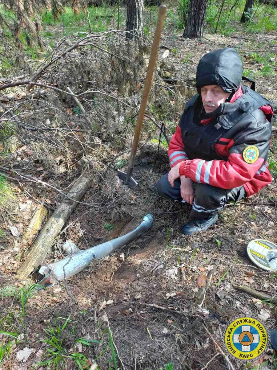 В одному з районів Києва виявили залишки боєприпасів від "Градів". Фото