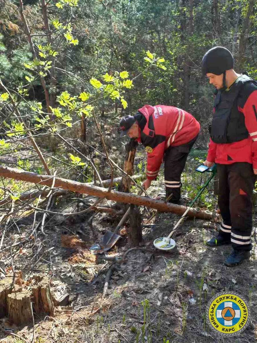 В одному з районів Києва виявили залишки боєприпасів від "Градів". Фото