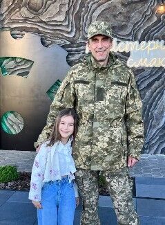 "Вісім місяців розлуки": мережу зворушили кадри зустрічі онуки з дідусем-військовим. Відео dqxikeidqxitkant