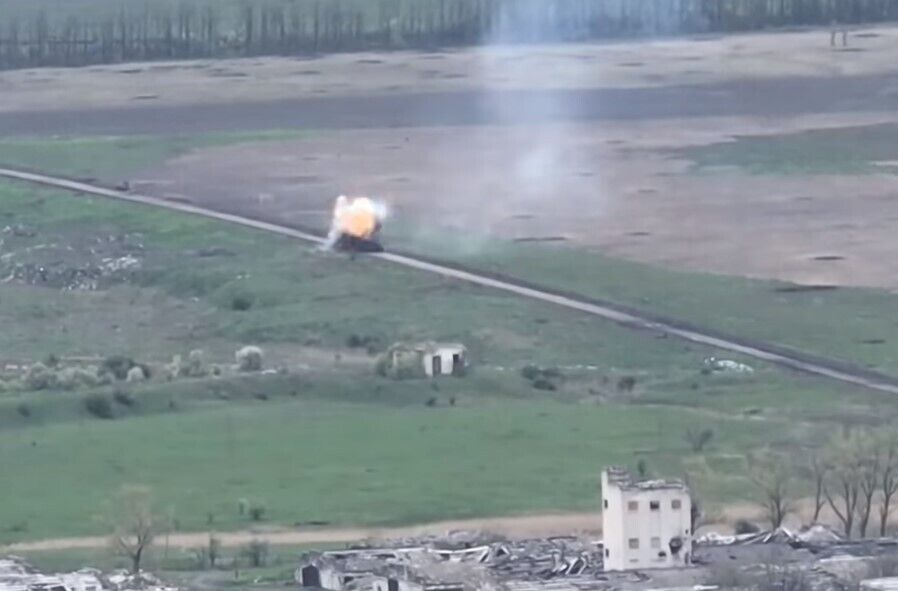 Полювання вдалося: українські військові "демілітаризували" російський танк разом із загарбниками. Видовищне відео dqxikeidqxiqqeant