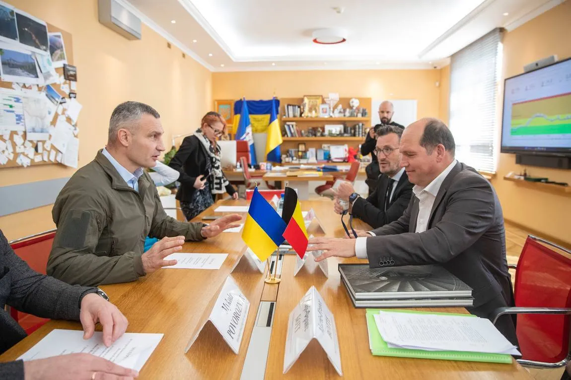 Київ отримав від столиці Бельгії два сучасних автомобілі швидкої допомоги. Фото