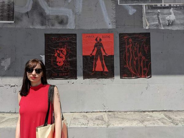 Діна Чмуж на тлі своїх робіт