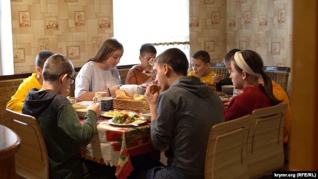 Пріоритетнішим варіантом вважається всиновлення дитини, яка опинилася в Росії без опіки рідних. Таким дітям можуть змінювати імена, прізвища, а також дати і місця народження дитини – це значно ускладнює їхній пошук для повернення додому