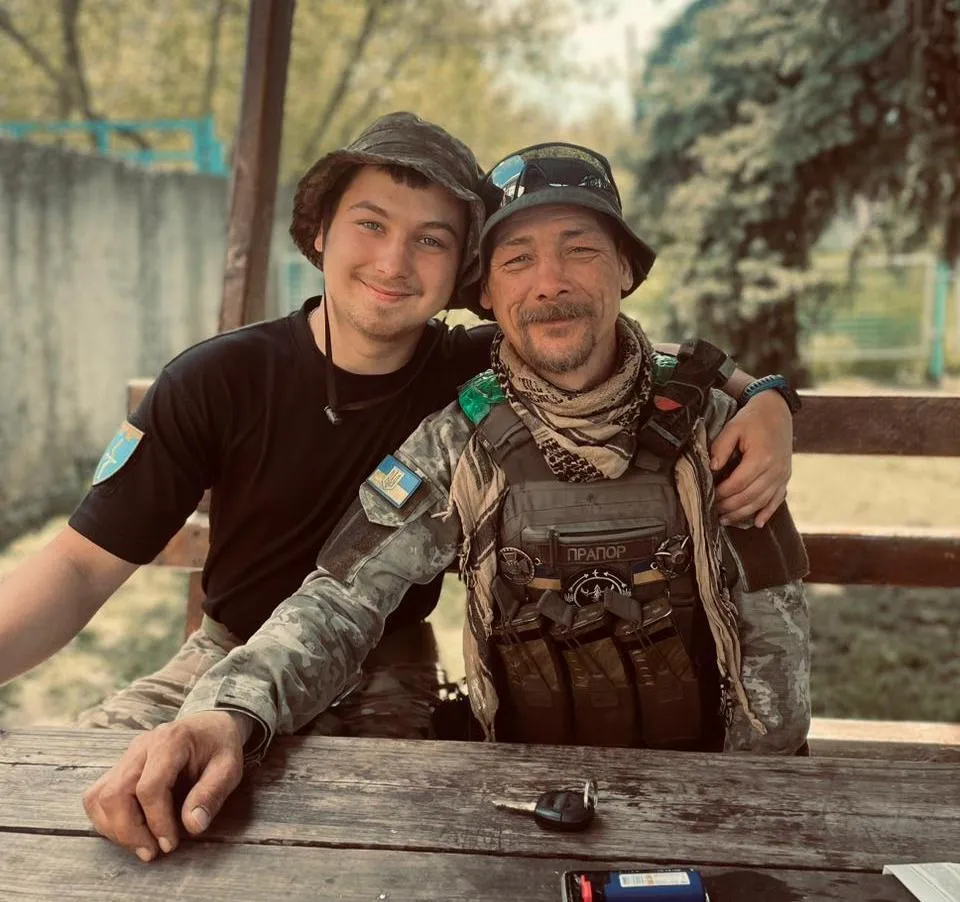Не бачились понад півроку: у Бахмуті зустрілись син-прикордонник і батько-військовий. Зворушливе відео dqxikeidqxiqqeant
