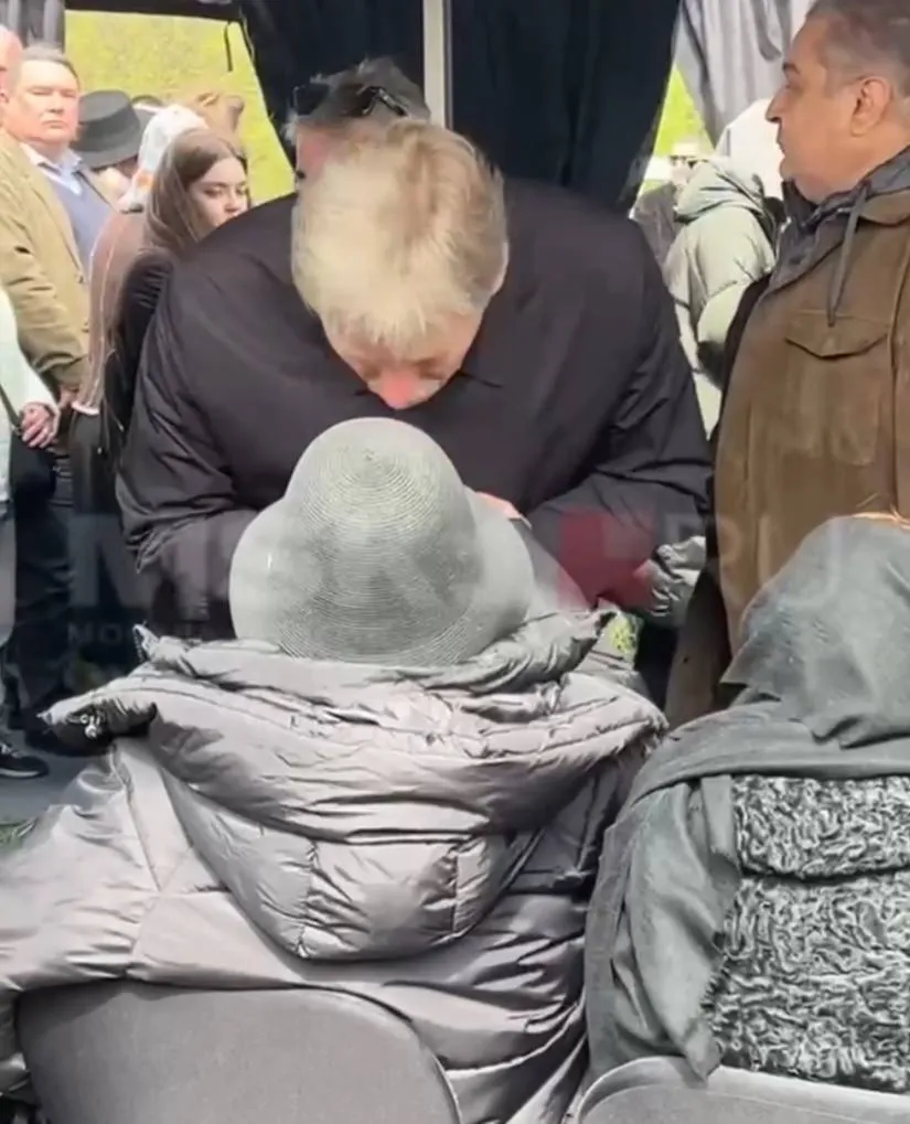 Пугачева на похоронах Юдашкина пожала руку Пескову, призвавшему "зачистить" Украину. Фото