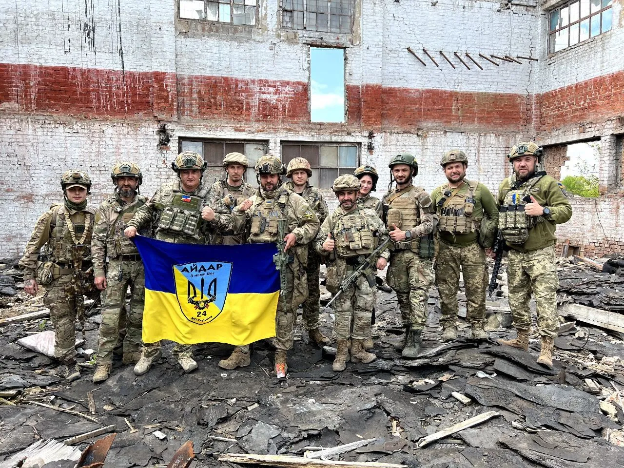 Защитники Бахмута получили награды от Залужного и Наева: фото с передовой dqxikeidqxiqxxant