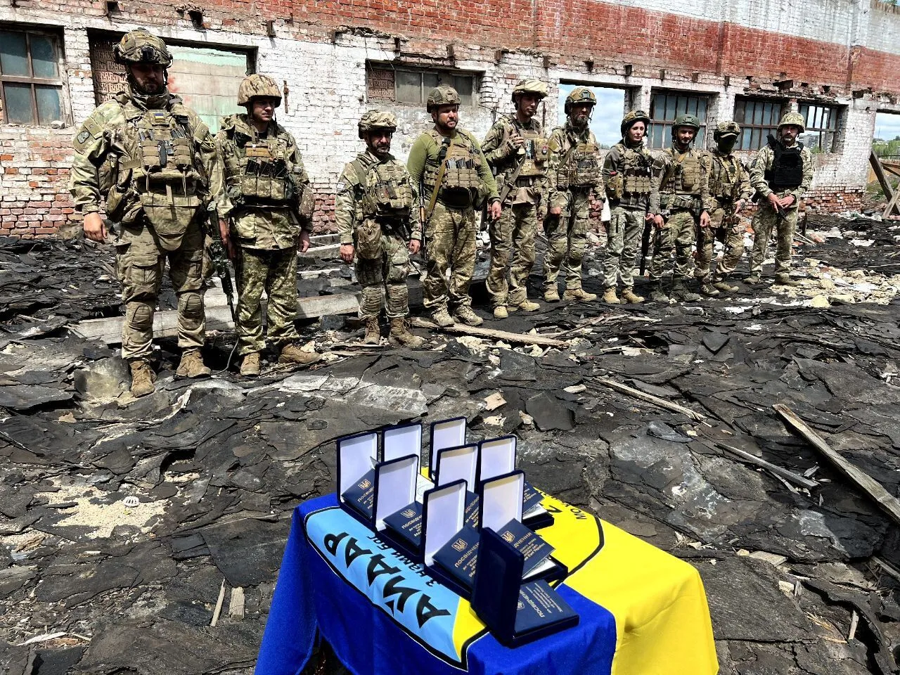 Захисники Бахмута отримали відзнаки від Залужного та Наєва: фото з передової
