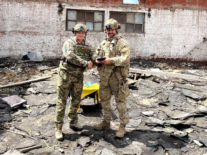 Захисники Бахмута отримали відзнаки від Залужного та Наєва: фото з передової