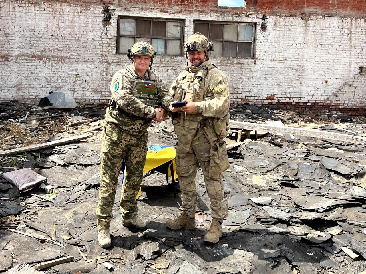 Защитники Бахмута получили награды от Залужного и Наева: фото с передовой