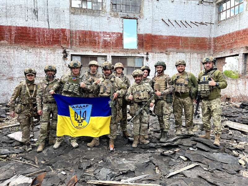 Захисники Бахмута отримали відзнаки від Залужного та Наєва: фото з передової dqxikeidqxiqxxant