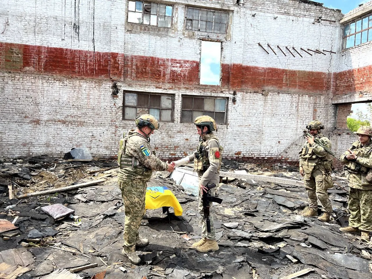 Захисники Бахмута отримали відзнаки від Залужного та Наєва: фото з передової