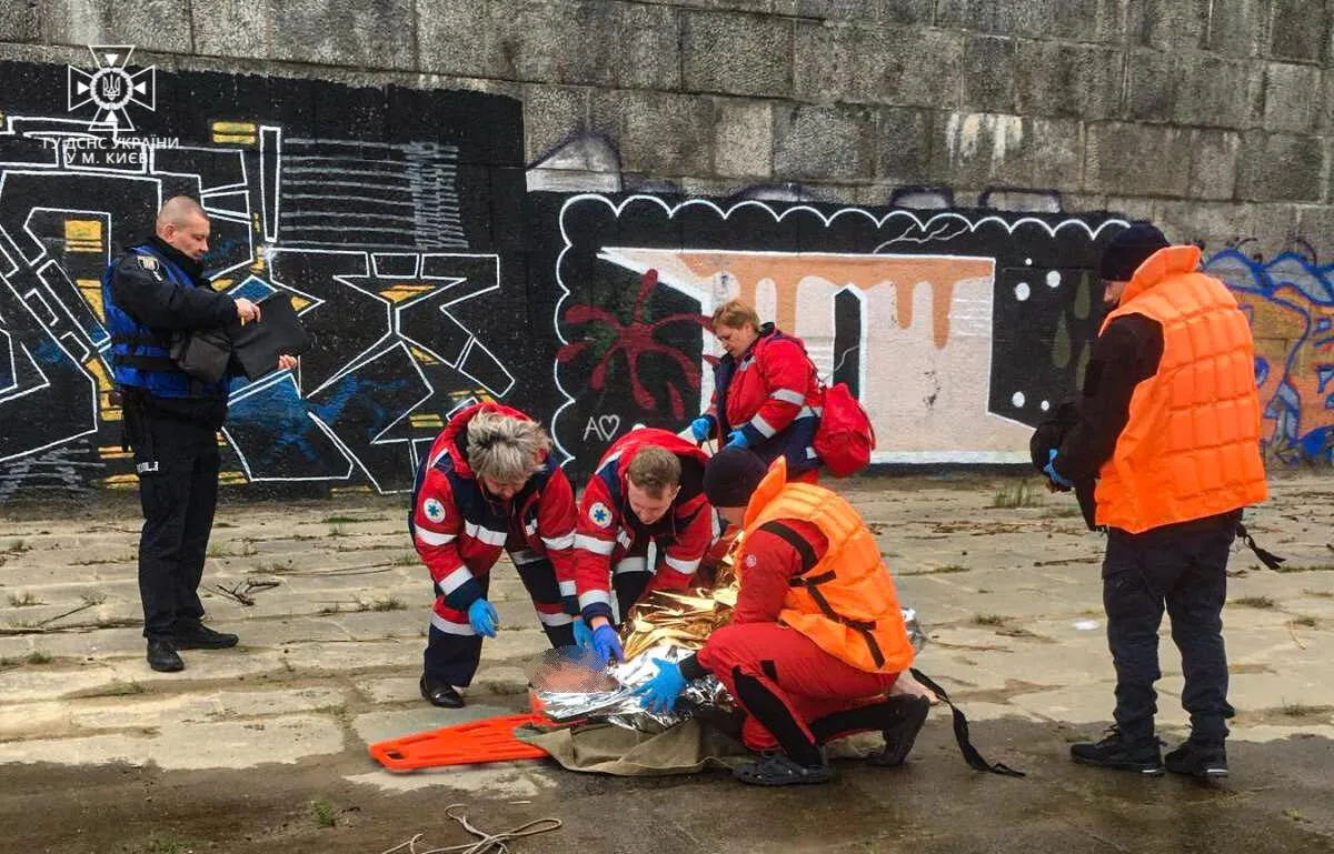 У Києві врятували чоловіка, який вирішив перепливти Дніпро за температури води +14°C. Фото