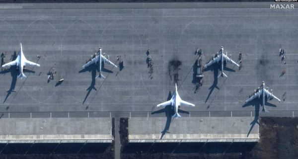 Аэродром стратегической авиации России в городе Энгельсе Саратовской области, который, как сообщают, был атакован якобы украинским дроном в отместку за запуски ракет по Украине. Спутниковый снимок компании Maxar Technologies, датированный 4 декабря 2022 года. Два белых самолета – это Ту-160, а три серых самолета – это Ту-95МС.