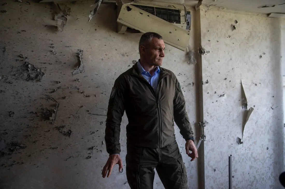 Наслідки наймасованішої атаки дронів на Київ: пошкоджено будинки, машини та об’єкти інфраструктури. Фото та відео