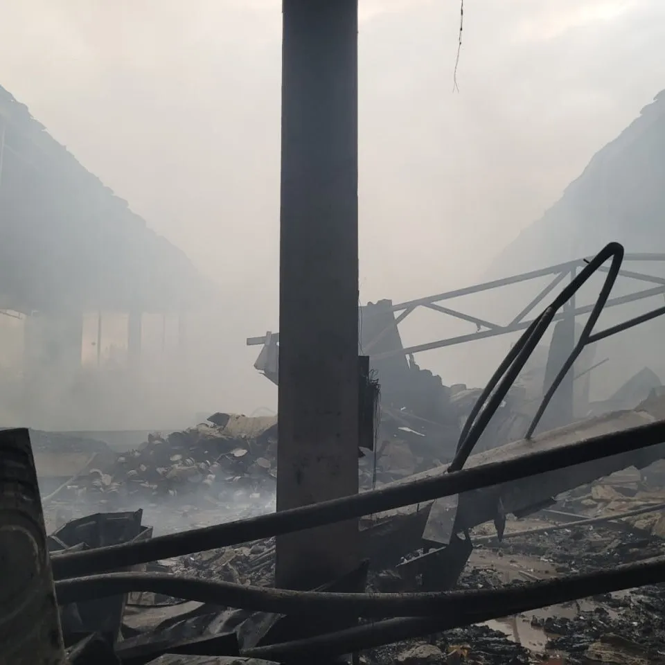 В состав попали российские ракеты, он загорелся.