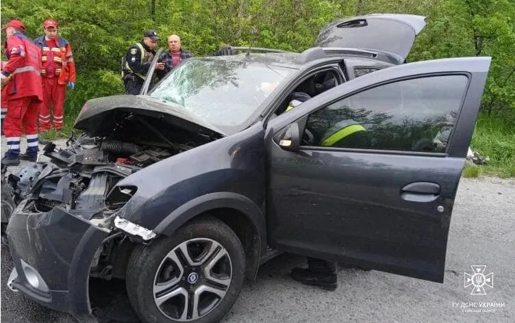 На Київщині сталась лобова ДТП за участю легковика та вантажівки: пасажирку вирізали з авто. Фото