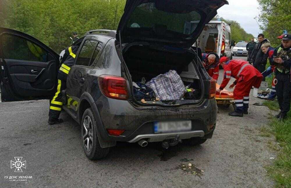 На Київщині сталась лобова ДТП за участю легковика та вантажівки: пасажирку вирізали з авто. Фото