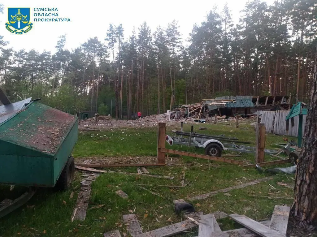 Повреждены здания и имущество, ранены люди: россияне в очередной раз обстреляли Сумщину. Фото dqxikeidqxiqqeant