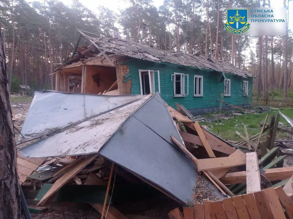 Повреждены здания и имущество, ранены люди: россияне в очередной раз обстреляли Сумщину. Фото