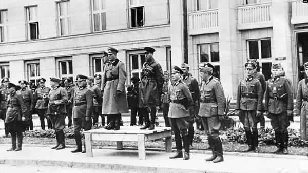 Совместный парад Вермахта и Красной армии в Бресте 22 сентября 1939 г. после вторжения на территорию Польши войск Германии и СССР. На трибуне (слева направо): генерал-лейтенант Мориц фон Викторин, генерал танковых войск Гейнц Гудериан и советский комбриг Семен Кривошеин