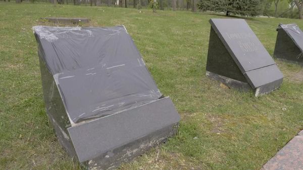 На Алеї Слави меморіальні таблички з назвами російських міст закрили чорними пакетами. Одеса, 8 травня 2023 © RFI / Дмитро Долматов