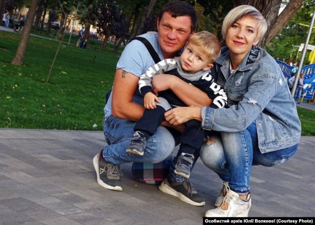 Юлія Волкова із чоловіком та молодшим сином Даниїлом. Маріуполь dqxikeidqxitkant