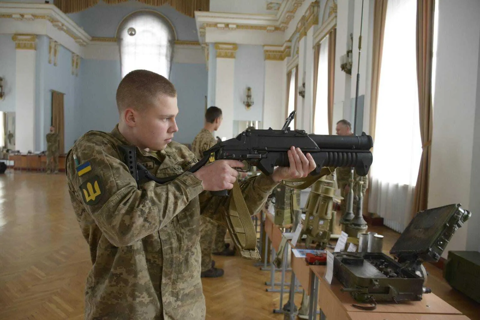 Безпілотники, тепловізори і залишки ракет: у Києві відкрилась виставка трофейного озброєння. Фото dqxikeidqxiqxxant