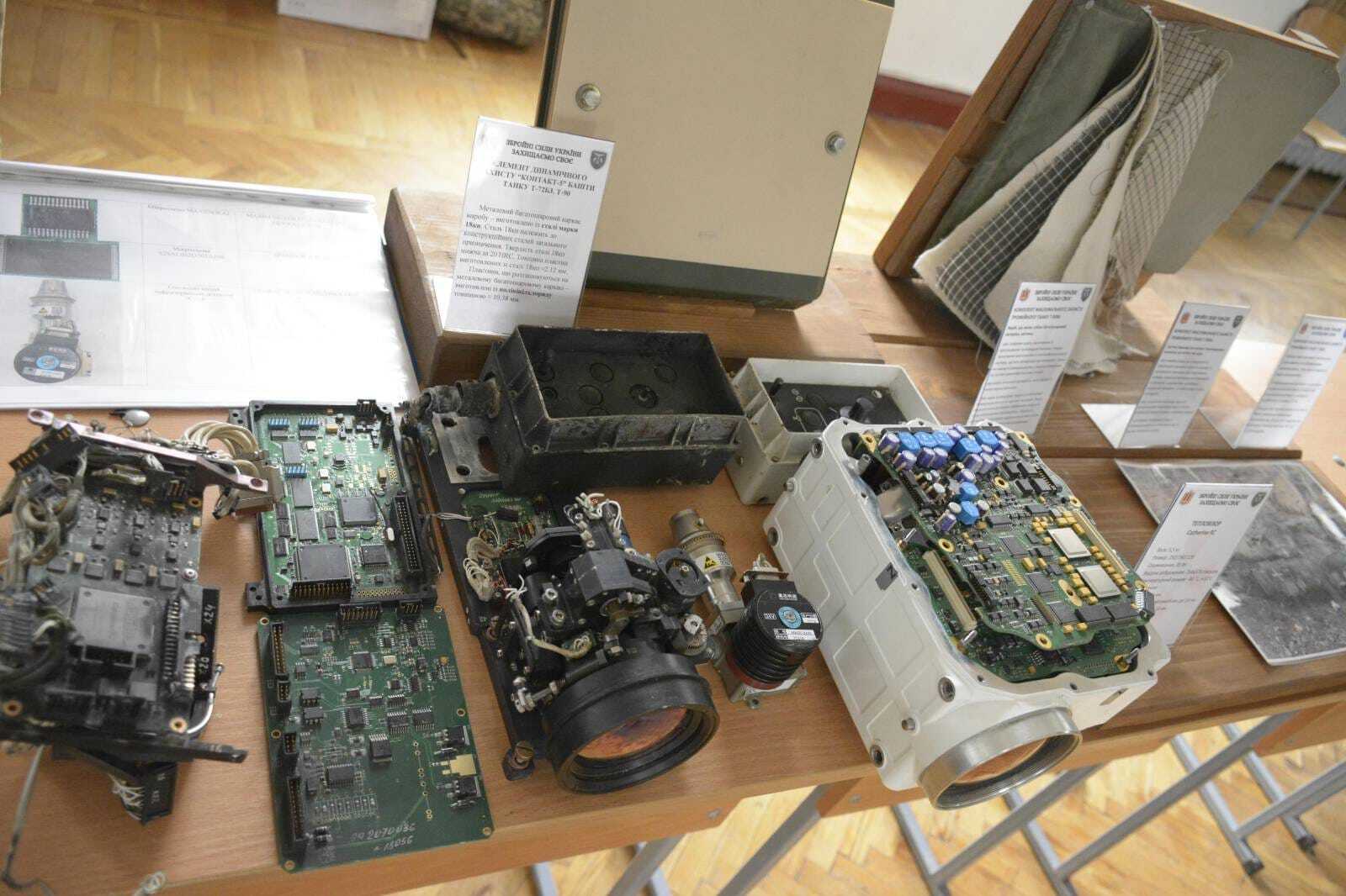 Безпілотники, тепловізори і залишки ракет: у Києві відкрилась виставка трофейного озброєння. Фото