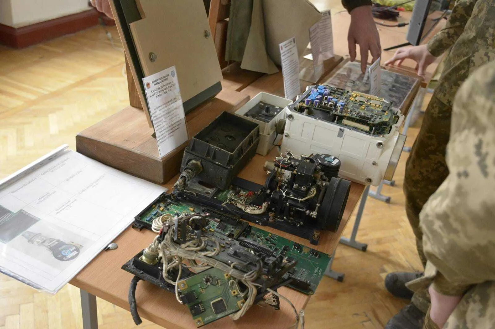 Безпілотники, тепловізори і залишки ракет: у Києві відкрилась виставка трофейного озброєння. Фото