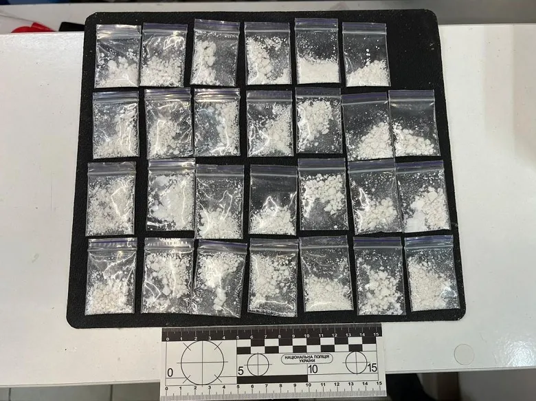 У Києві консультант магазину електроніки разом із телефонами збував клієнтам наркотики. Фото та відео dqxikeidqxiqqeant