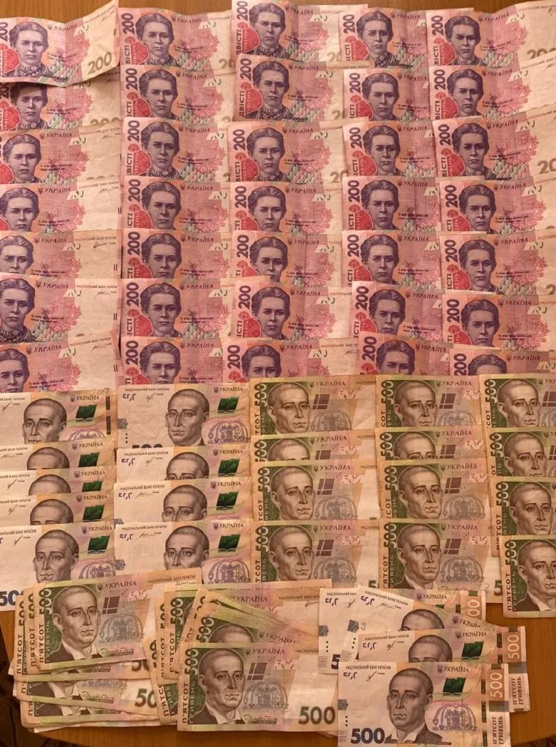 У Києві консультант магазину електроніки разом із телефонами збував клієнтам наркотики. Фото та відео