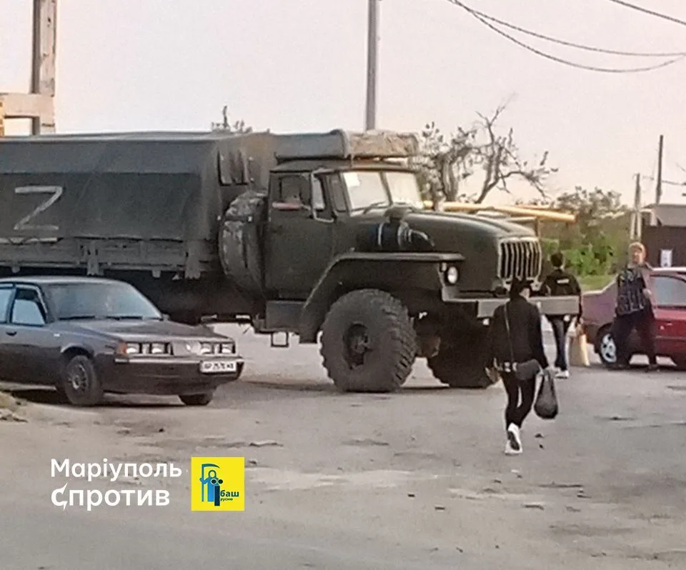 У Маріуполі російські загарбники ховають ППО між житловими будинками: фото