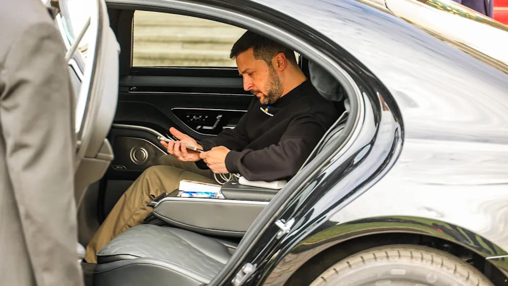 Зеленский чуть не потерял смартфон dqxikeidqxidant