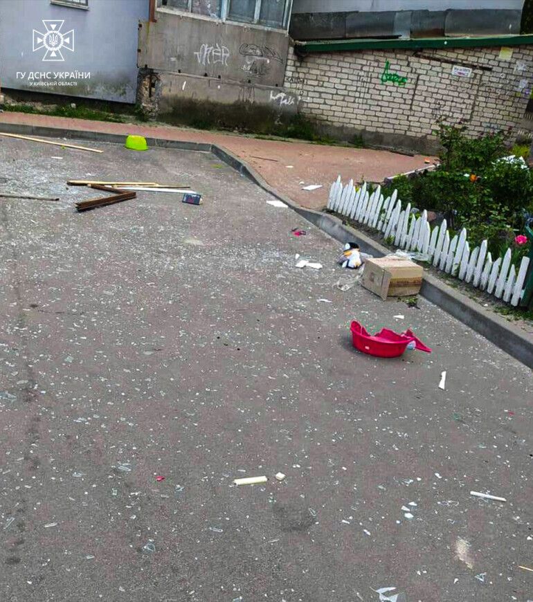 На Київщині стався вибух у квартирі п’ятиповерхового будинку: є постраждала. Фото