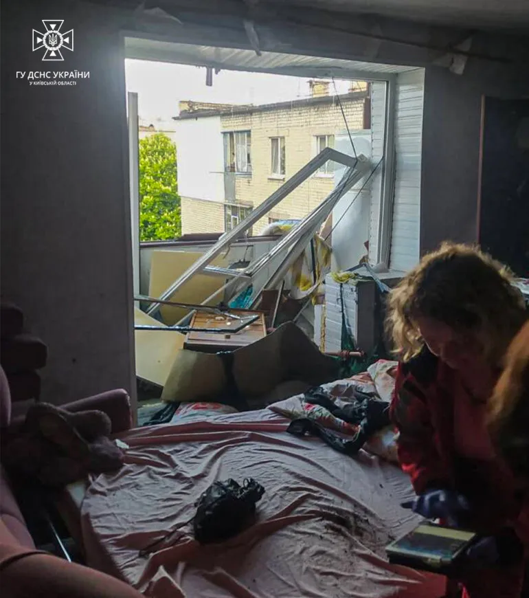 На Київщині стався вибух у квартирі п’ятиповерхового будинку: є постраждала. Фото