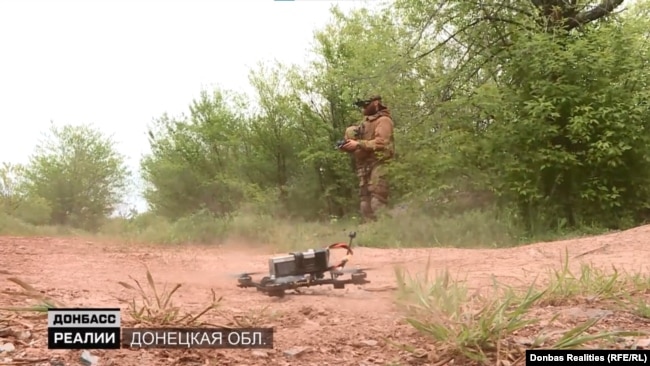 «Боб» піднімає свій FPV-дрон у повітря – такі БПЛА відносно дешеві і коштують близько 500 доларів США dqxikeidqxiqqeant