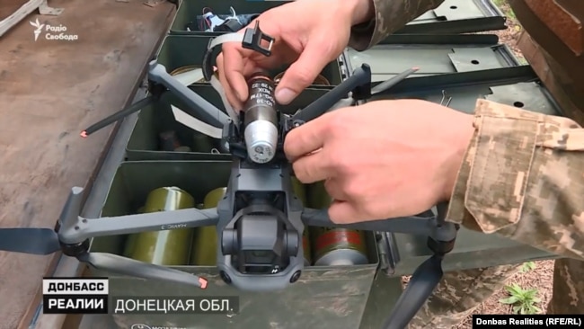 Дрон у процесі кріплення на нього осколкового пострілу – він призначений для скидання боєприпасу над ціллю