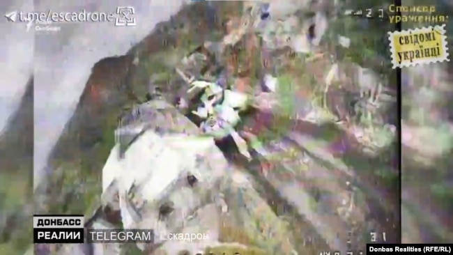 Зображення з камери FPV-дрона за мить до влучання у танк, що максимально притиснений до стіни будинку – так техніку убезпечують від артилерійського вогню