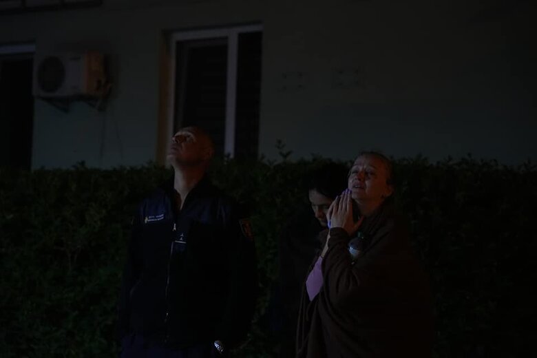 Ліквідація пожежі на даху столичної 9-поверхівки після падіння уламків ворожого дрона 04