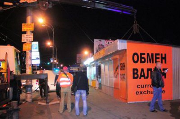 В Киеве произошла драка при демонтаже МАФа (фото) dqxikeidqxiqqeant