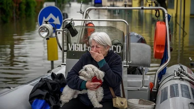 В Італії катастрофічна повінь убила вже 14 осіб: тисячам довелося покинути домівки dqxikeidqxitkant