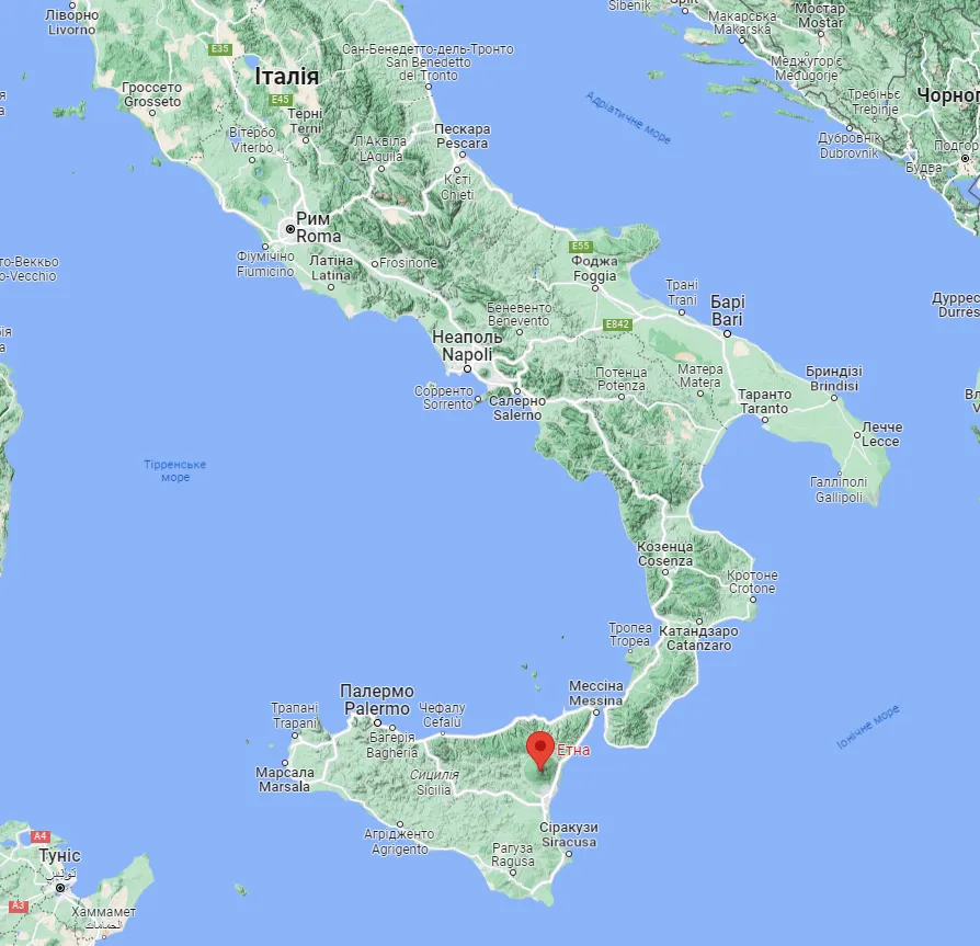 В Італії сталося виверження вулкана Етна, попіл засипав злітно-посадкові смуги. Фото і відео