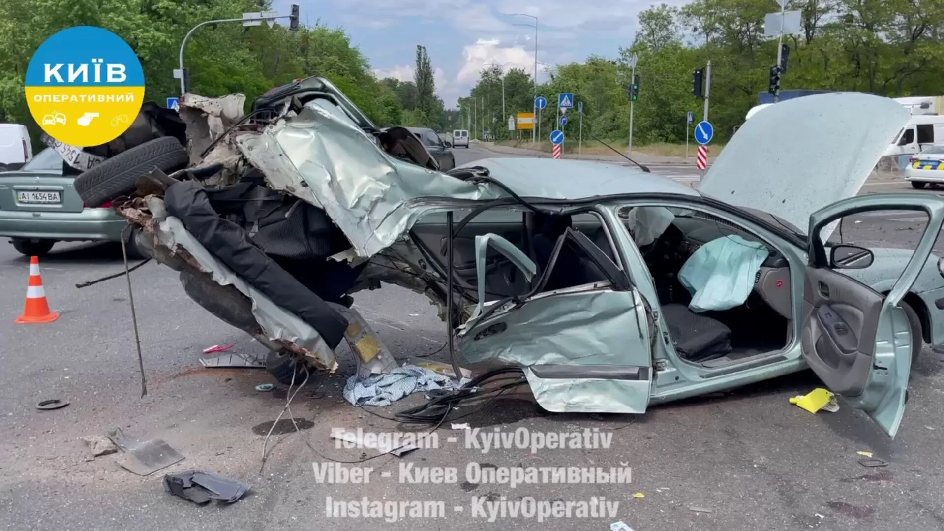 У Києві внаслідок ДТП легковик майже розірвало навпіл: є потерпілі. Відео