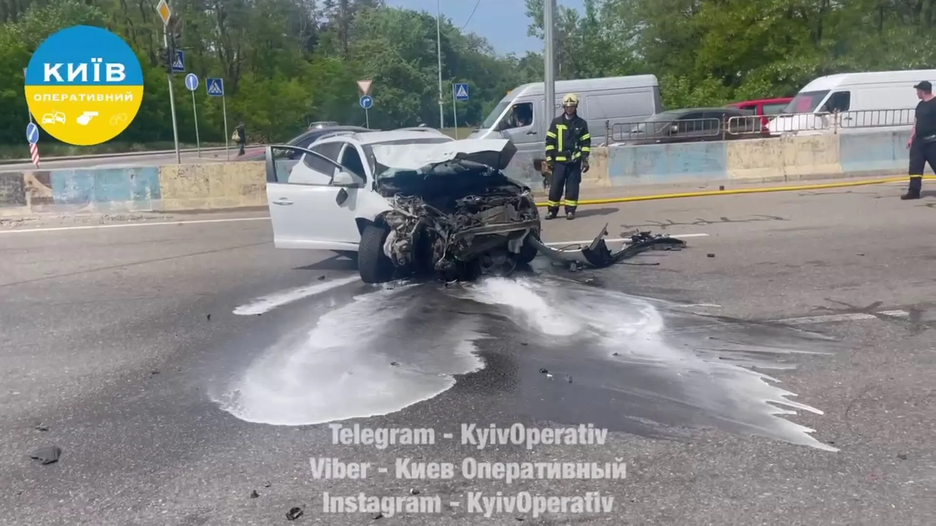 У Києві внаслідок ДТП легковик майже розірвало навпіл: є потерпілі. Відео