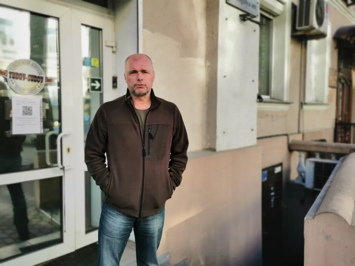 «24 февраля 2022 года, когда началось, я сгреб семью в охапку и за двадцать минут покинул дом. Моя машина оказалась третьей в очереди на границе» dqxikeidqxitkant