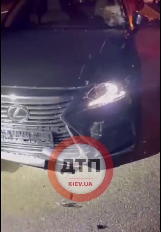 В Киеве ночью легковушка на блокпоста сбила насмерть военнослужащего: якобы за рулем был судья. Видео dqxikeidqxiqxxant