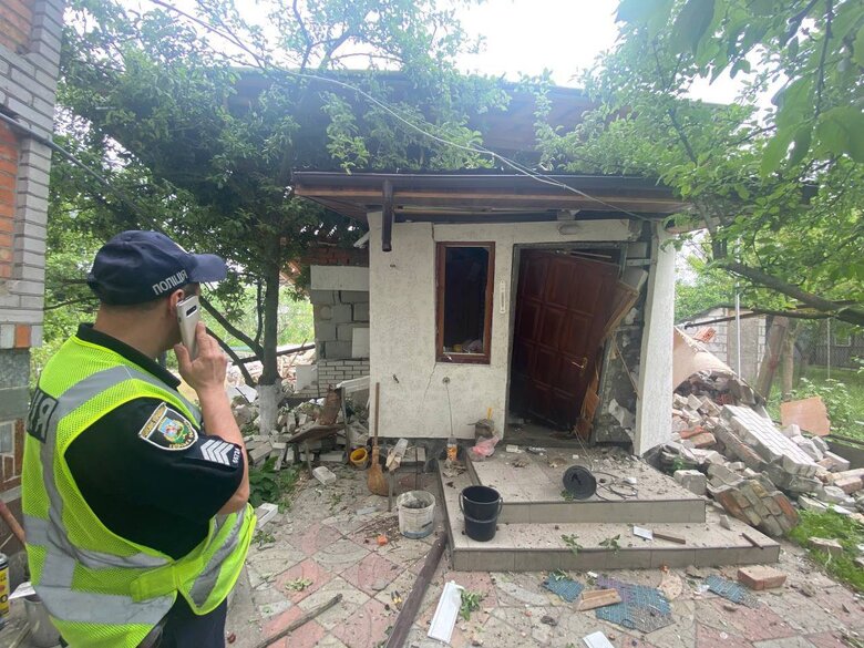 В будинку в Бучі вибухнув балон з газом. Постраждав господар 04 В будинку в Бучі вибухнув балон з газом. Постраждав господар 04