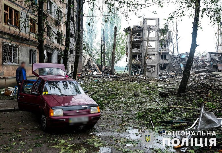 Жили поряд із тілами сусідів: з Авдіївки евакуювали мешканців багатоповерхівки, до якої потрапили російські ракети 02