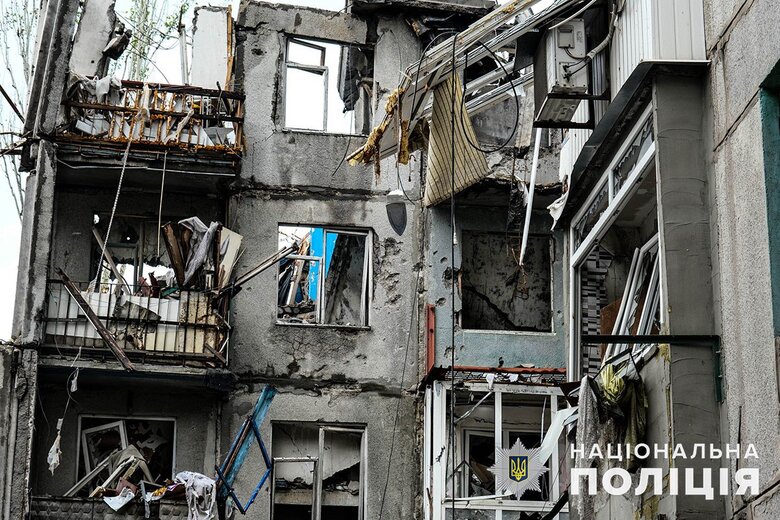 Жили поряд із тілами сусідів: з Авдіївки евакуювали мешканців багатоповерхівки, до якої потрапили російські ракети 03